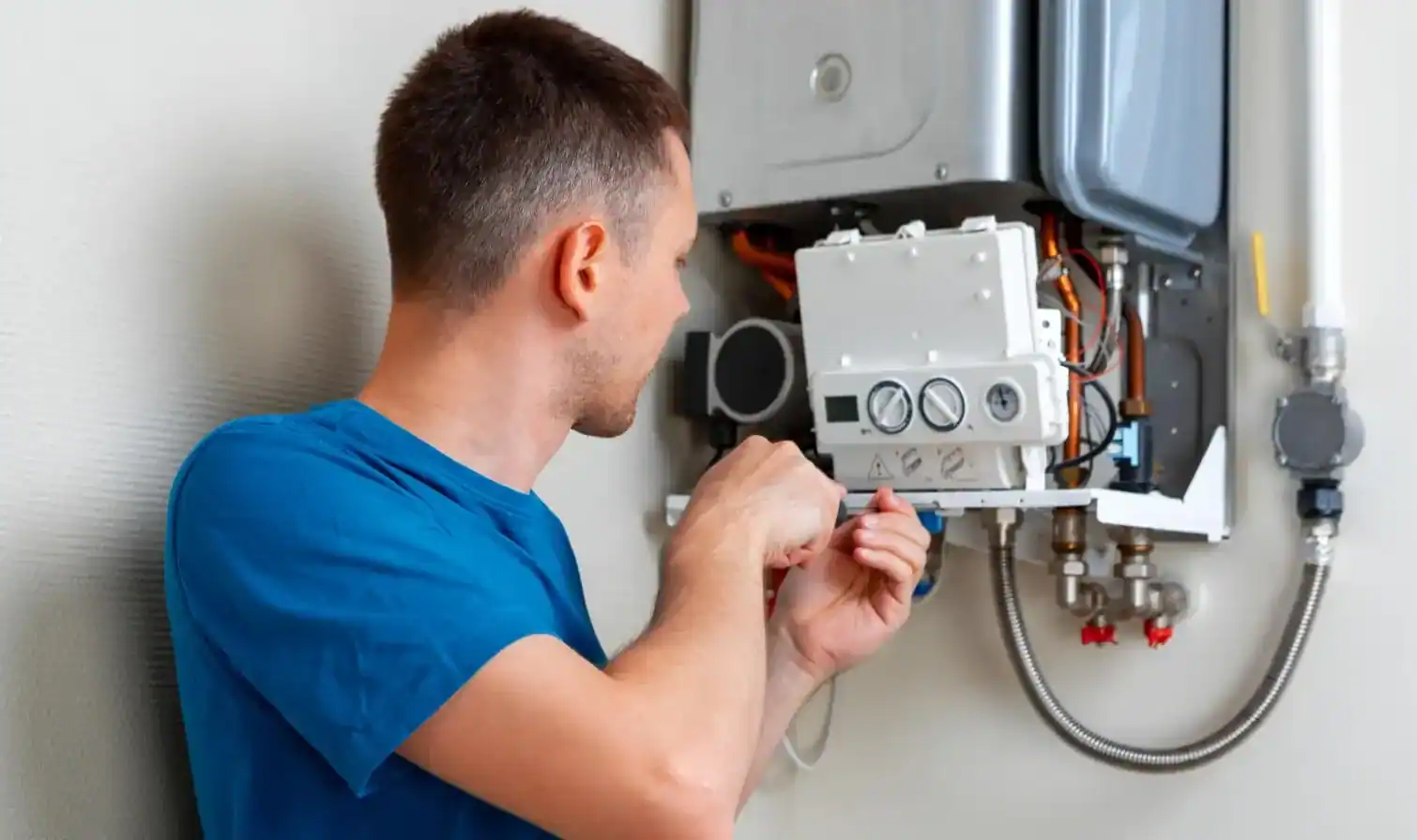 Techniker arbeitet an der Elektronik einer Gastherme